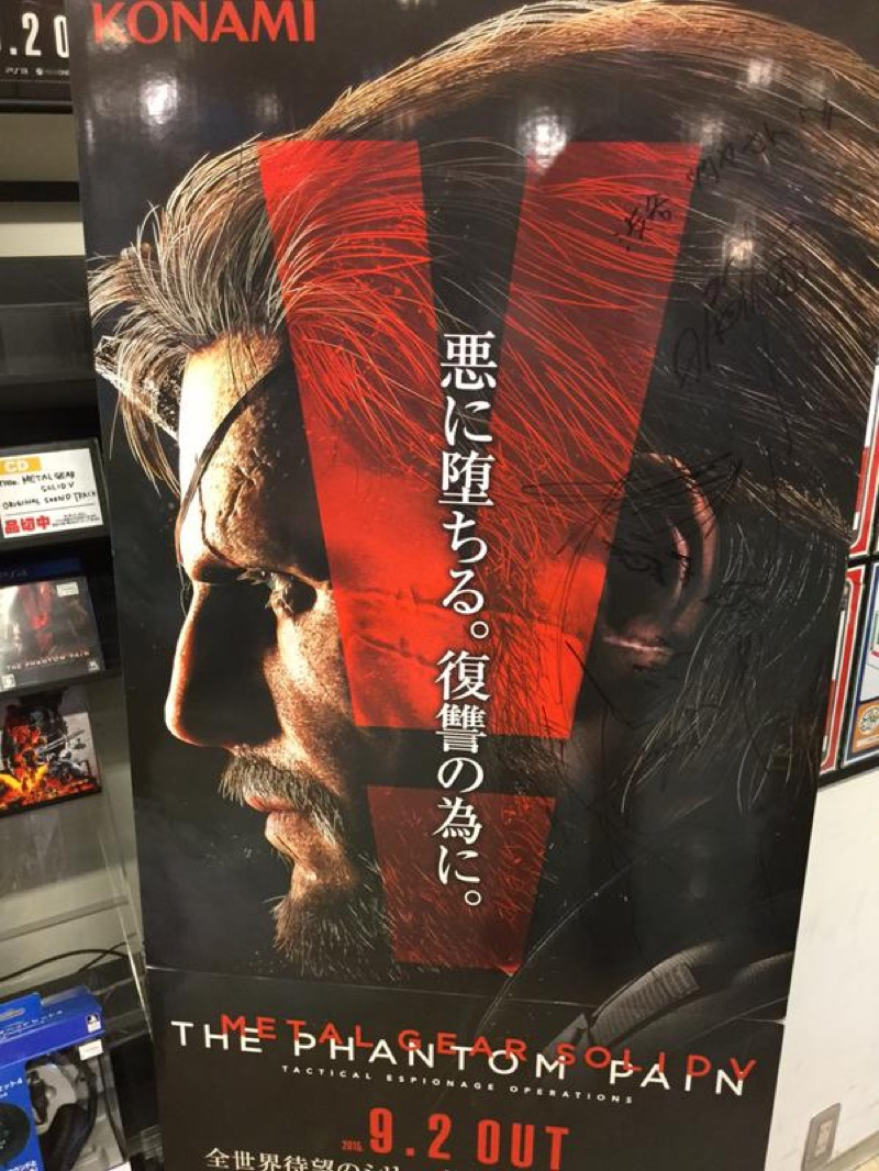 Illustration for article titled Hideo Kojima Sneaks Out, Signs Autographs